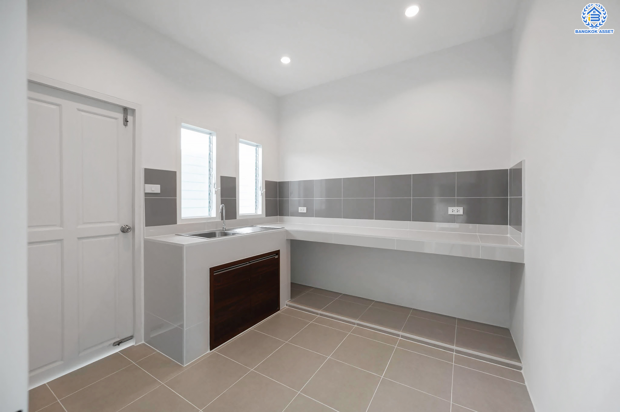 บ้านมือสองตกแต่งใหม่ โครงการ นาราวัลย์ บรมราชชนนี เนื้อที่ 71.8 ตร.ว. ฟังก์ชัน 3 ห้องนอน 4 ห้องน้ำ 1 ห้องแม่บ้าน จอดรถได้ 2 คัน บนพื้นที่ใช้สอยเกือบ 220.58 ตร.ม. พร้อมพื้นที่สีเขียวสนามหญ้ากว้างขวาง ตอบโจทย์ครอบครัวใหญ่ บนทำเลศักยภาพ เชื่อมต่อทั้งถนนกาญจนาภิเษก และทางคู่ขนานลอยฟ้าบรมราชชนนี ใกล้ ม.มหิดล, สถานีขนส่งสายใต้ใหม่ และเซ็นทรัลปิ่นเกล้า